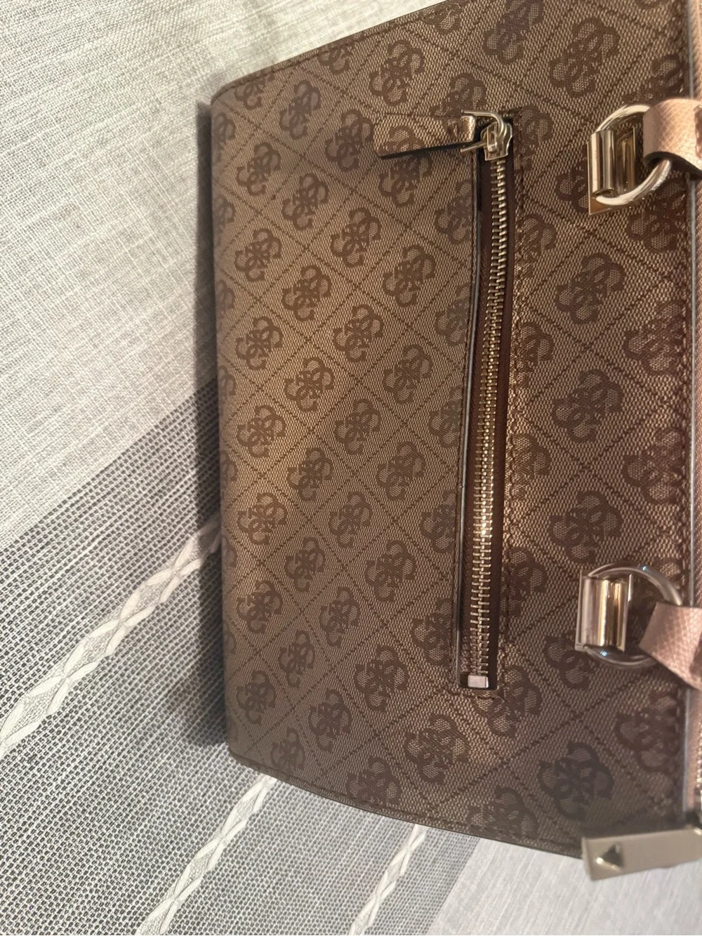 Guess coordinated tote